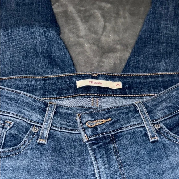 EUC Levi's Size 29 Distressed Skinny Jeans - Picture 4 of 6